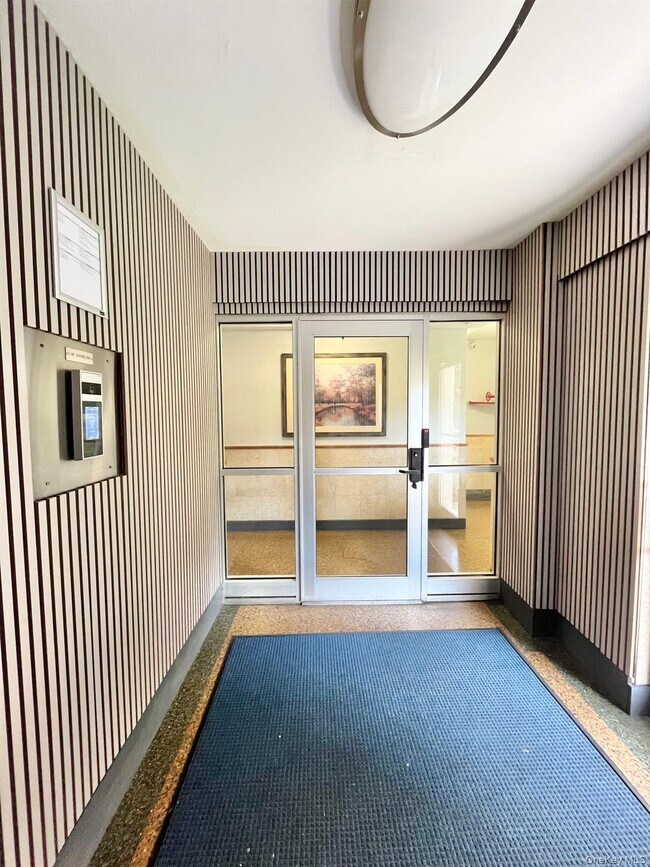 Building Photo - 210 Pelham Rd