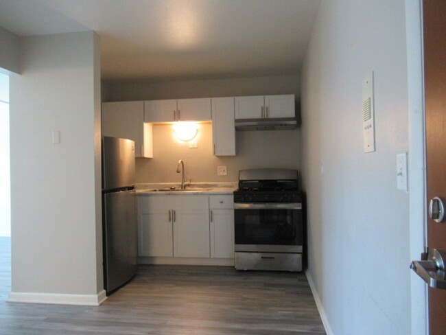 Building Photo - One bedroom/one bath apartment in Brown Deer
