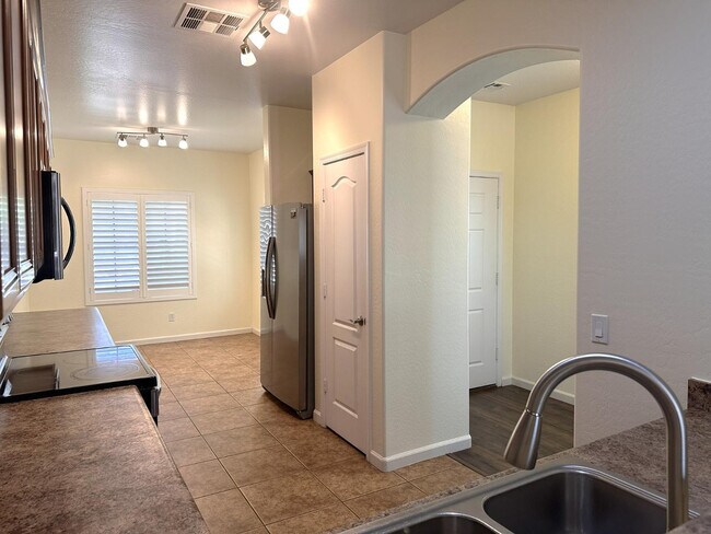 Building Photo - 11642 W Mountain View Dr