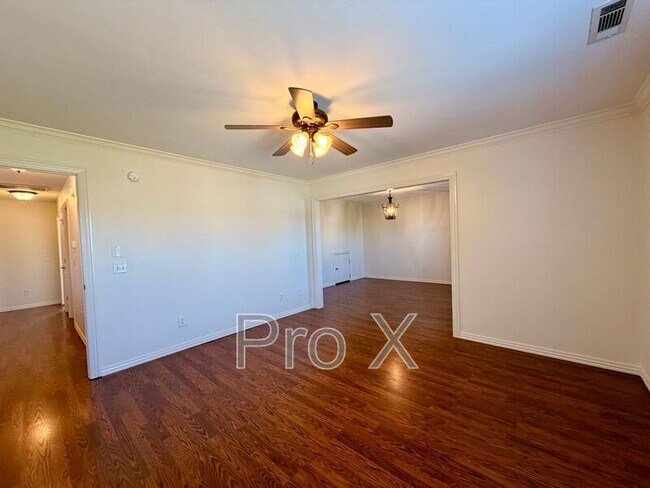 Building Photo - 1500 NE Dysart Woods Ln