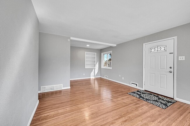 Building Photo - 5635 E Nebraska Way