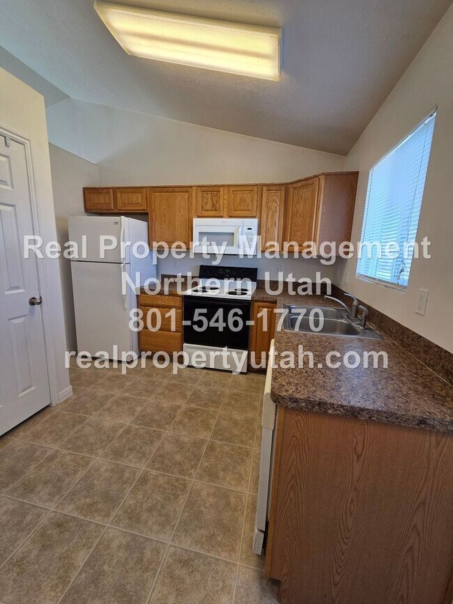 Building Photo - 4 Bed 3 Bath Syracuse Home Available!