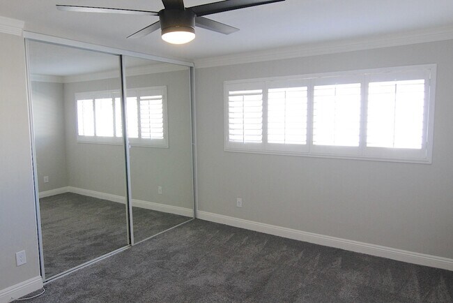 Building Photo - 1249 S Bundy Dr