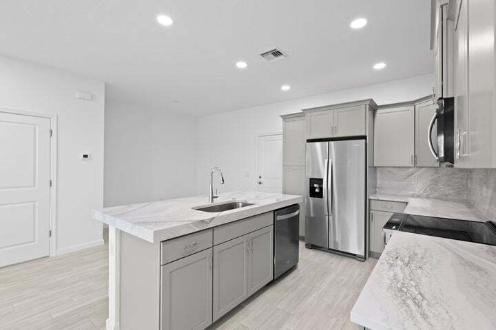 Building Photo - 4616 Longwood Lake Sq