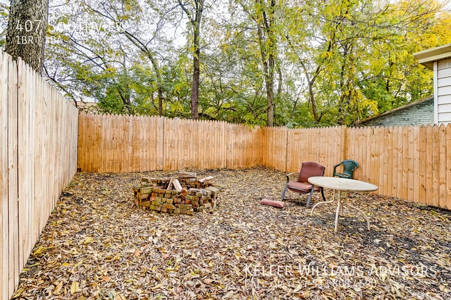 Building Photo - 407 Southview-