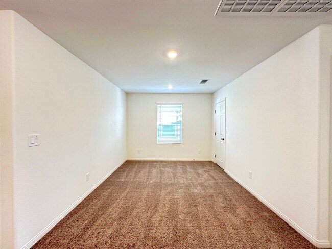 Building Photo - Saguaro North
