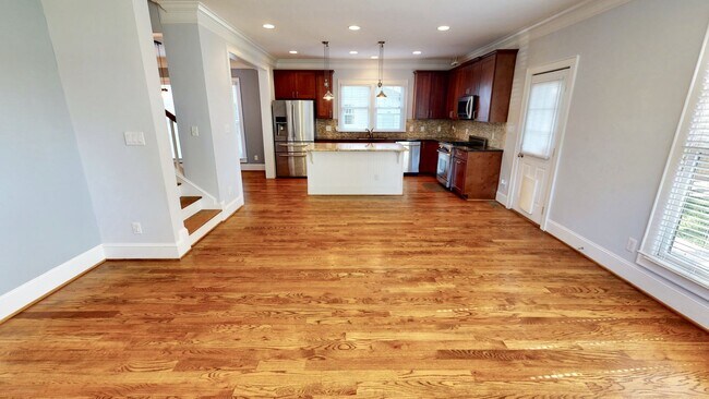 Building Photo - 2213 Roslyn Ave