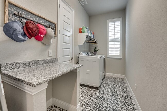 Building Photo - 1805 Shaila Dr