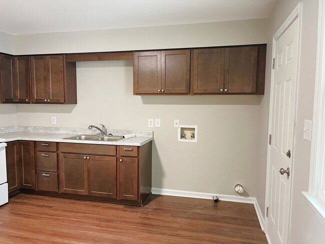 Building Photo - Renovated Greensboro Home