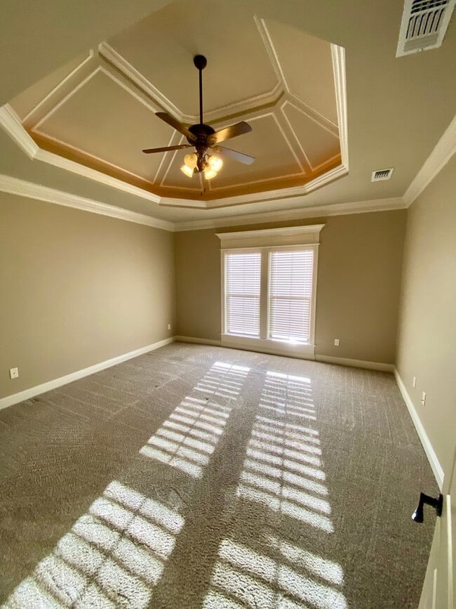 Building Photo - ** AVAILABLE JUNE 1ST ** STUNNING 4/3.5 IN...