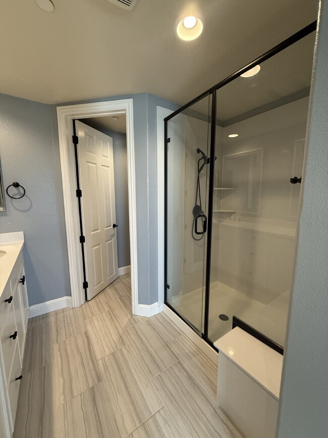 Building Photo - Gorgeous 3 Bed, 2.5 Bath Condo in Perfect ...