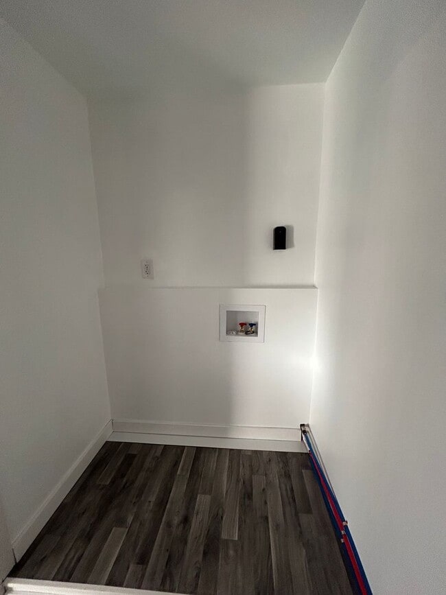 Building Photo - Fully Renovated 2-Bedroom, 1-Bathroom Home...