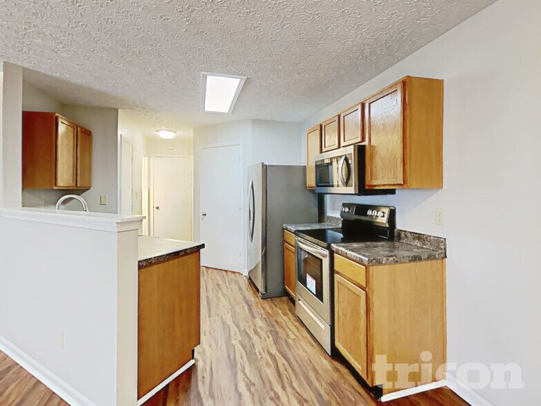 Building Photo - 4475 Connaught Dr E