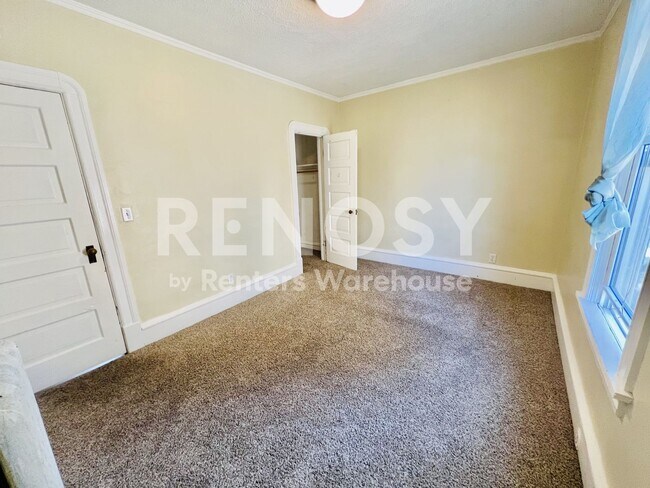 Building Photo - Spacious Upper-Level Duplex in the Heart of South Minneapolis.