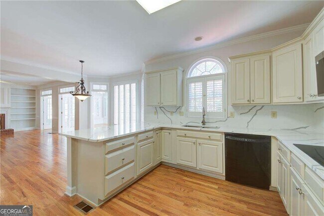Building Photo - 2020 Ridge Gate Dr