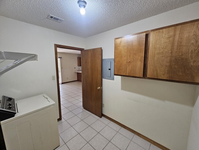 Building Photo - 7854 Pleasant Oaks Ave
