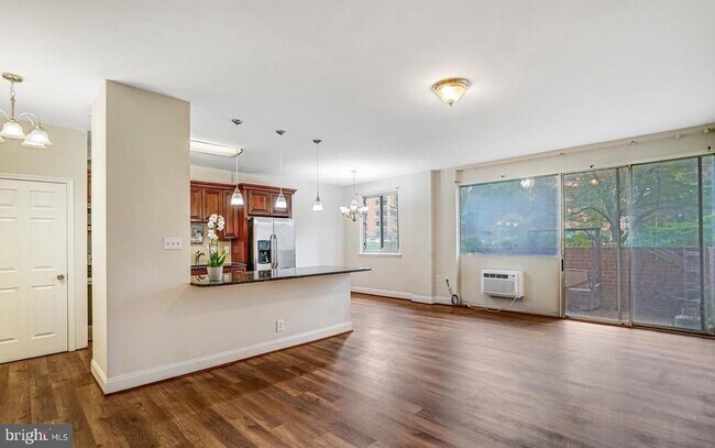 Building Photo - 3245 Rio Dr