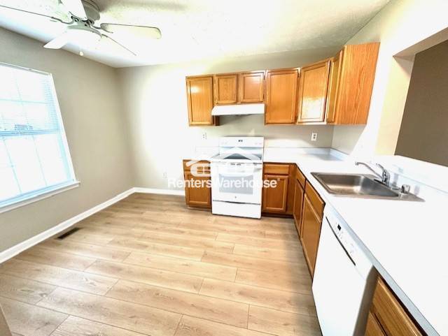 Building Photo - 661 Realm Ct W