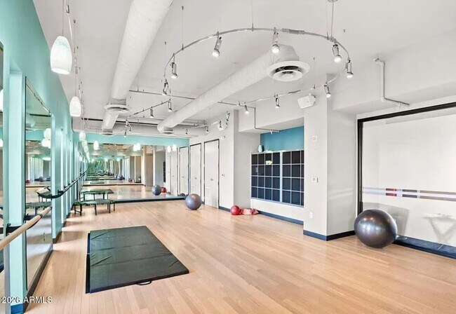 Building Photo - 535 W Thomas Rd