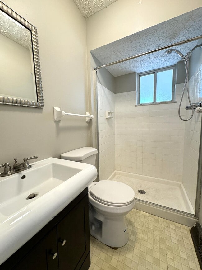 Building Photo - 5117 Bixford Ave