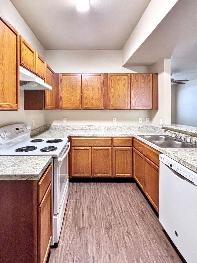 Building Photo - Comfortable 4-Bedroom Condo in Houston's O...