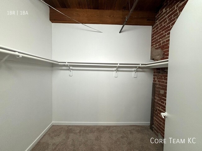 Building Photo - Beautiful 1 Bedroom Loft in River Market!