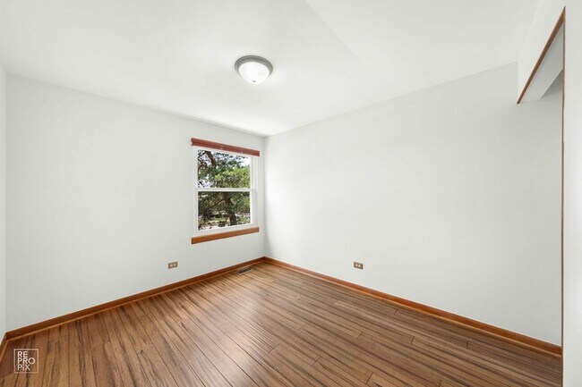 Building Photo - 1555 N Gatewood Ave