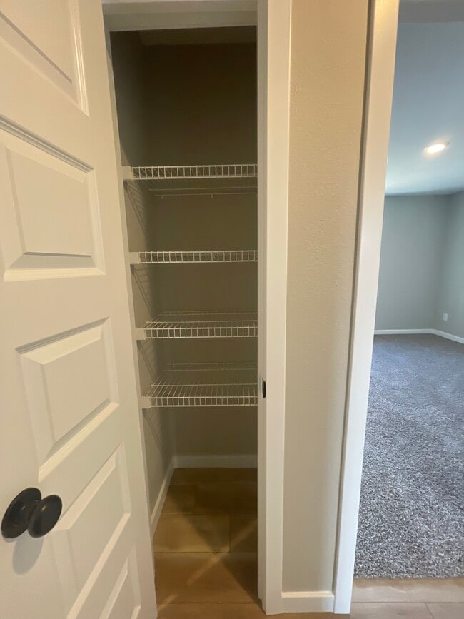 Building Photo - 671 N Jozlynn Ave