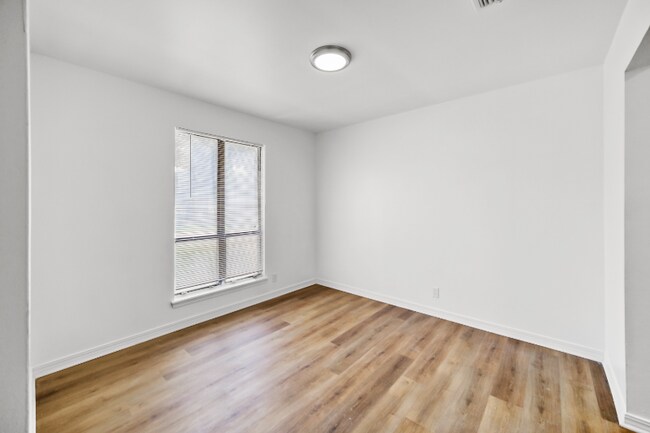 Building Photo - 1304 Magnolia Cir E