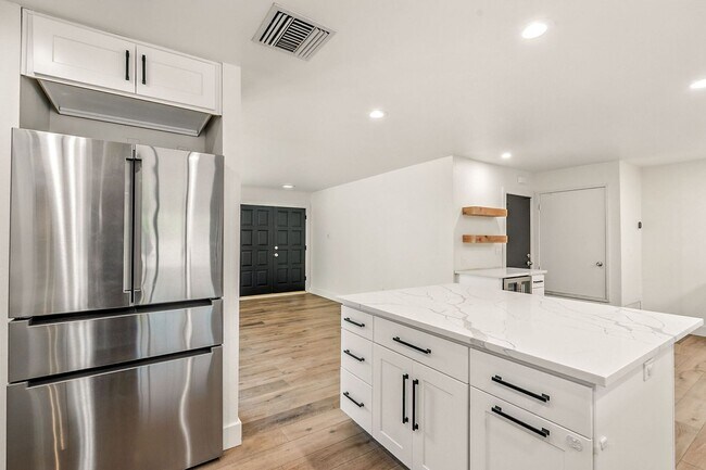 Building Photo - Beautiful 3 bed, 2 bath w/ bonus Room, loc...
