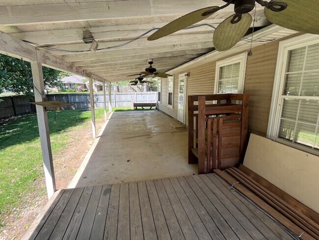 Building Photo - Nice Benton 3 bedroom 2 bathroom house.