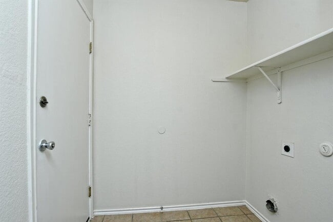 Building Photo - 2112 Mir Woods Dr