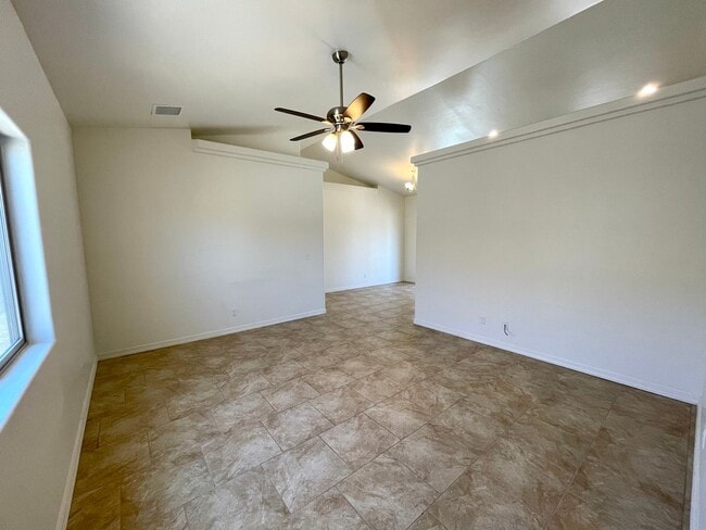 Building Photo - Great 3 Bedroom Home near Hualapai School!