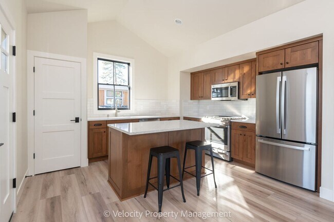 Building Photo - Brand New 1 Bedroom in Discovery West Neighborhood!