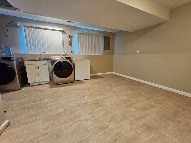Building Photo - Clean 3-Bedroom Tri-Level, 1.5 Bath with Updated Kitchen, Great Room, Fireplace & Private Backyar...