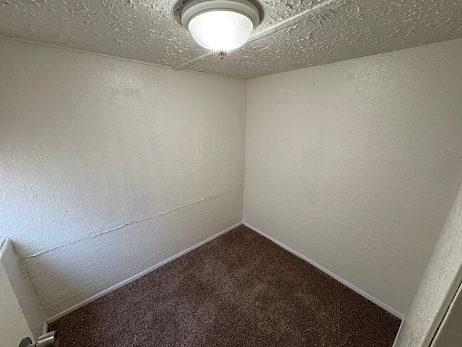Building Photo - Dinuba Home Rent Ready !