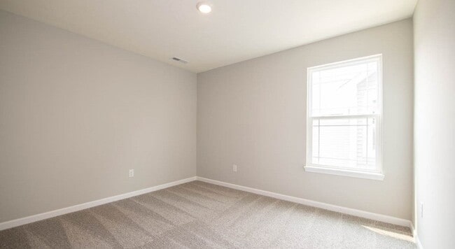 Building Photo - 4 Bed 2.5 Bath