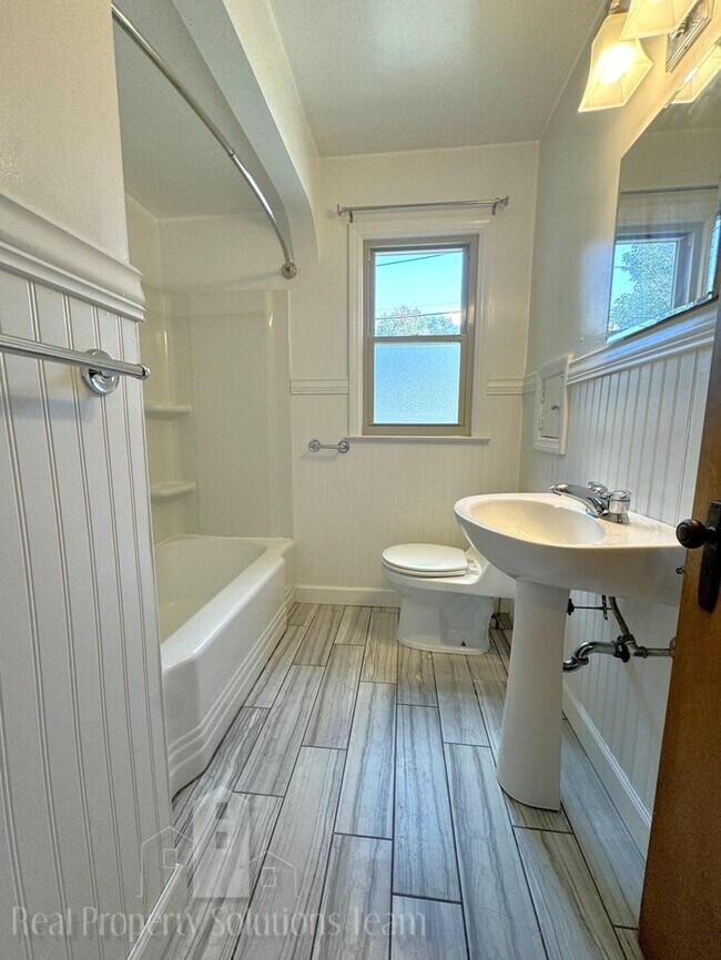 Building Photo - Beautiful home in Clintonville