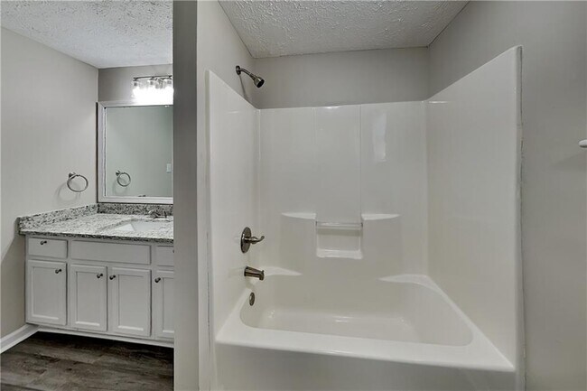 Building Photo - 565 Pine Valley Dr