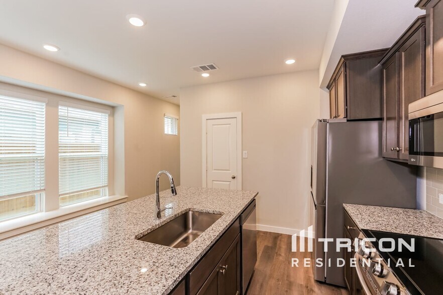 Building Photo - 2529 Dulaney Dr