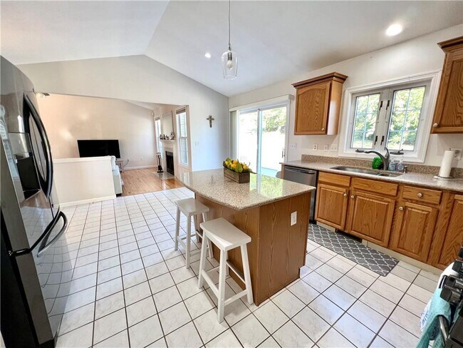 Building Photo - 65 Carriage Trl