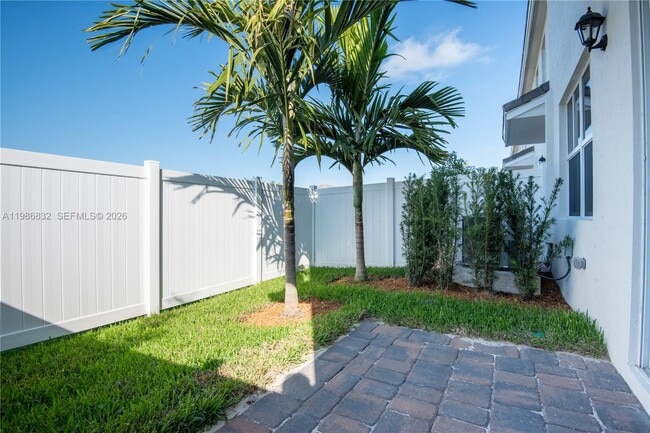 Building Photo - 230 SW 170th Ave