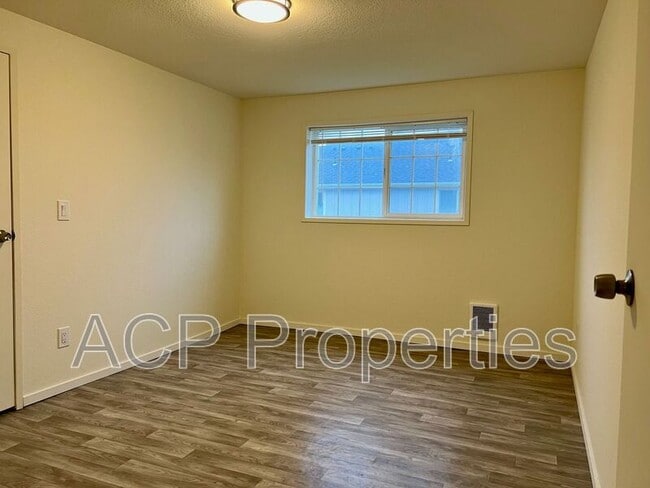 Building Photo - 1585 E Badger Rd