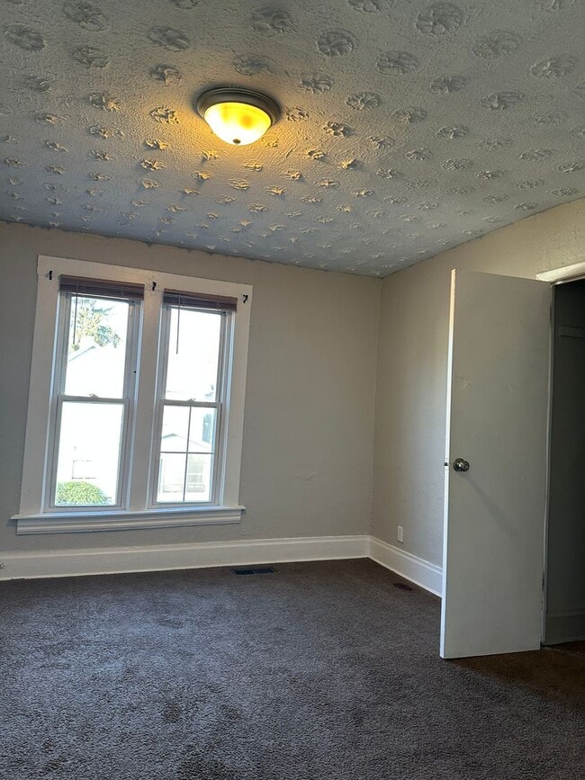 Building Photo - Welcome to this amazing 3 Bedroom, 1 Bathr...