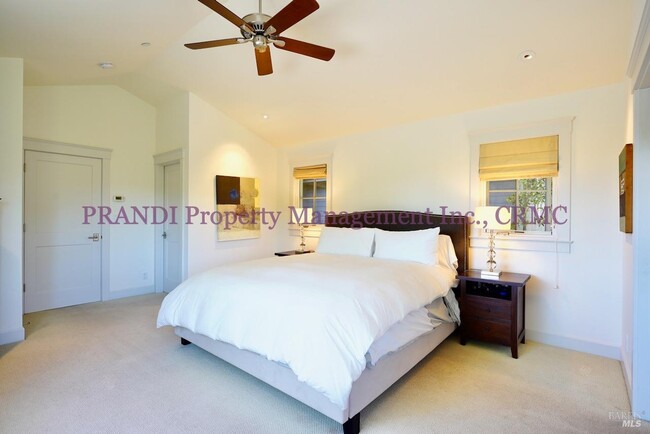 Building Photo - 422 Live Oak Dr