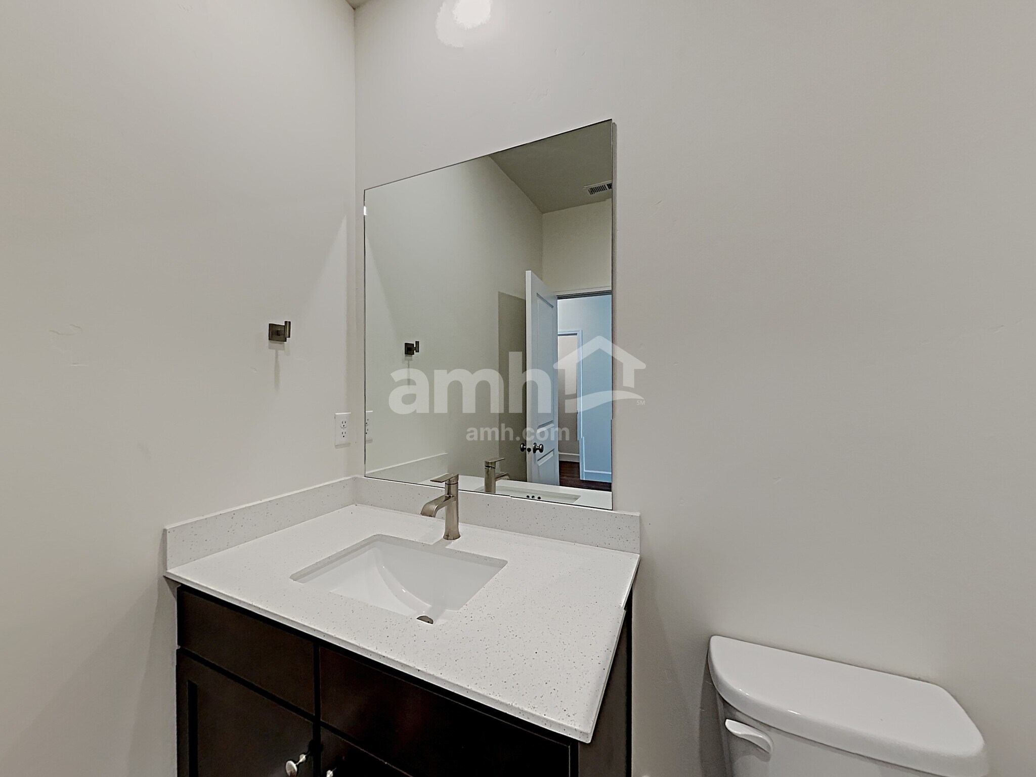 Building Photo - 933 N Barkvine Ave