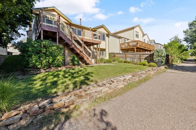 Building Photo - Sundown Rancher with Mountain Views, Walk-...