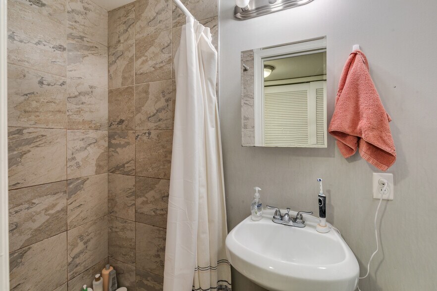 Building Photo - 1628 N Willington St