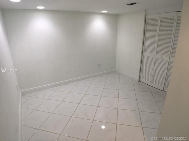 Building Photo - 16400 Collins Ave