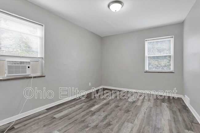 Building Photo - 987 Lilley Ave